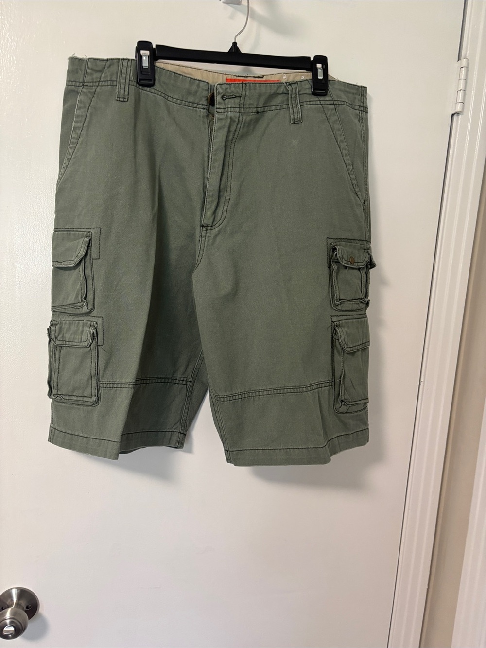 Men's Green Cargo Shorts with Multi-Pocket Utility Design